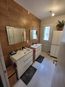 Cette photo montre une réalisation de BigMat à Auch-Superbe-salle-de-bain-en-renovation-Avec un meuble-de-bain blanc brillant de marque Salgar et un Carrelage de marque Mirage, deux teintes blanc et ocre. 