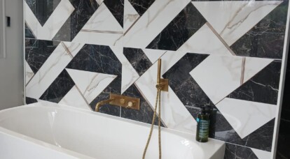 Découvrez cette magnifique réalisation d'une salle de bain en carrelage effet marbre par l'un de nos talentueux clients. 